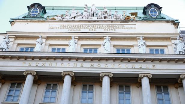Die Fassade der Technischen Hochschule mit Statuen und Inschriften in Wien.