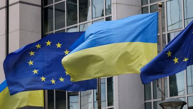 EU-Fahnen und ukrainische Fahnen