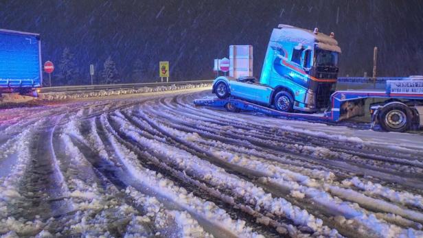 Starkregen und Schnee sorgen für Probleme auf Österreichs Straßen