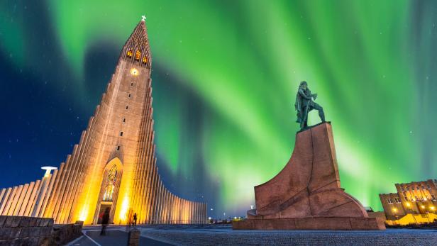 Arktisch, exotisch, einfach bizarr: grünes Polarlicht über der Hallgrímskirkja