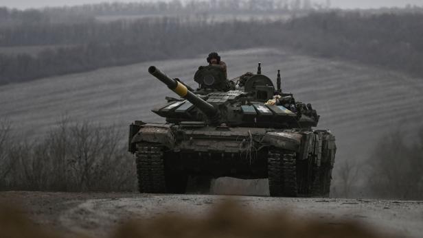 Ein ukrainischer Panzer ist unterwegs bei Bachmut.