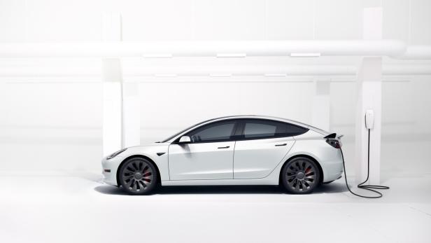 Um so viel werden die Autos von Tesla in Österreich billiger