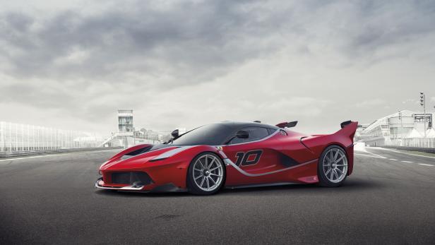 Ein roter Ferrari FXX K steht auf einer Rennstrecke.