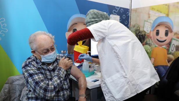 Impfaktion in Israel: Die fünfte Impfung senkt bei älteren Menschen die Sterblichkeit deutlich.