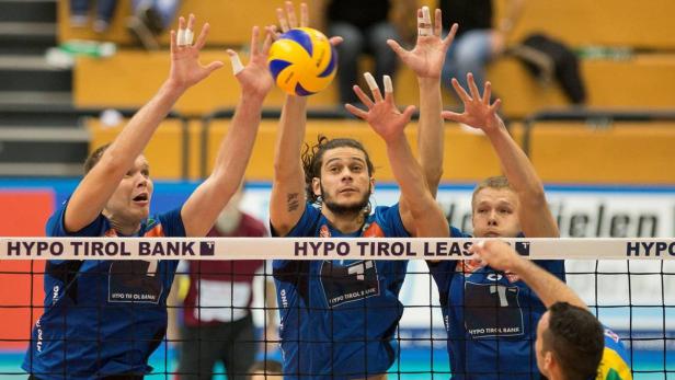 Volleyballspieler versuchen, den Ball über das Netz zu spielen.