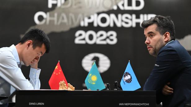 Ding Liren (li.) könnte erster Weltmeister aus China werden. Der Druck liegt aber beim Russen Jan Nepomnjaschtschi, der unter Flagge des Weltschachbundes FIDE spielt
