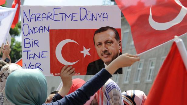 Mehr als 8000 Menschen haben am Sonntag in Wien nach Behördenangaben für den türkischen Ministerpräsidenten Recep Tayyip Erdogan demonstriert.