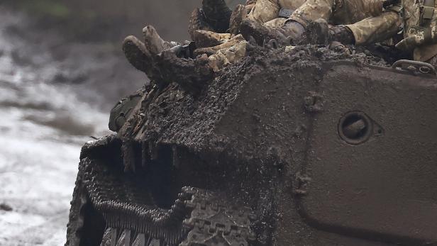 Ukrainische Soldaten auf einem Panzer bei Bachmut