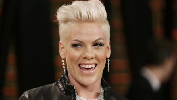 Die Sängerin Pink lächelt in die Kamera.