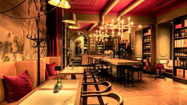 Ein elegant eingerichtetes Restaurant mit Tischen, Stühlen und einer Bar.