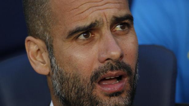 Nahaufnahme von Pep Guardiola mit Bart und ernstem Gesichtsausdruck.