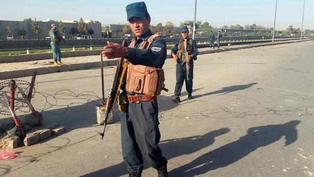 Polizisten in der Nähe des Tatorts in Kabul