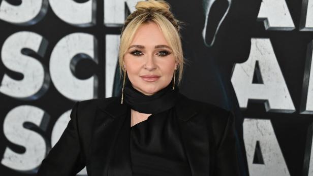 Hayden Panettiere posiert vor einem „Scream“-Poster.