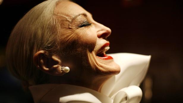 Damit ist Jacky nicht allein. Viele Frauen arbeiten mit 60plus noch als Model, denken wir nur an Carmen Dell&#039;Orefice (Bild) oder Eveline Hall.