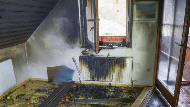 Brand in Einfamilienhaus: Bewohner rettete Hund aus Flammen