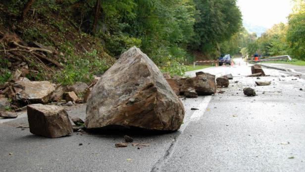 Felsbrocken stürzten auf die Straße