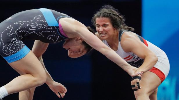 Nach ihrer Knieverletzung steht die Österreicherin Martina Kuenz (rechts) wieder voll im Training für Olympia