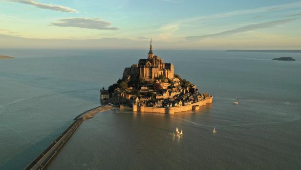 Luftaufnahme von Mont-Saint-Michel bei Sonnenaufgang.