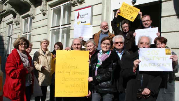 Vor dem Postamt in der Hietzinger Hauptstraße 80 fand am Dienstagvormittag eine spontane Protestaktion der Anrainer statt.