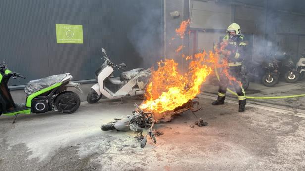 Brennendes Elektro-Motorrad erst im Wasserbad gelöscht