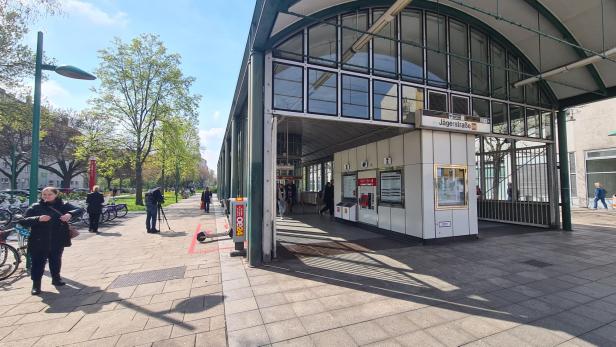Mann mit Machete in Wiener U-Bahn-Station getötet, Täter flüchtig