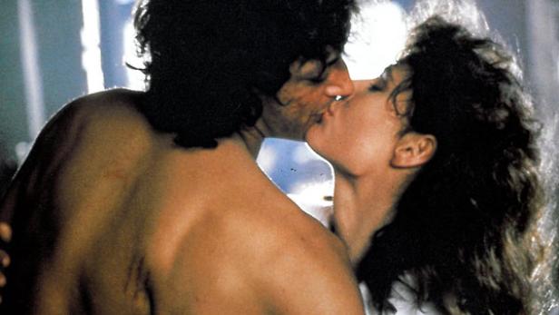Geena Davis und Jeff Goldblum verliebten sich schon in &quot;Transylvania 6-5000&quot; ineinander, wurden aber durch Cronenbergs &quot;Die Fliege&quot; im Jahr 1986 zum großen Traumpaar Hollywoods. Dank ihrer Chemie wurde der Horrorstreifen zugleich ein romantisches Drama.