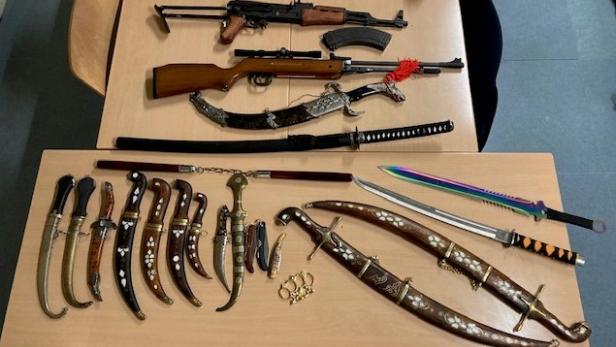 Messer, Säbel, Schwerter und Gewehre: Waffenlager in Wien ausgehoben