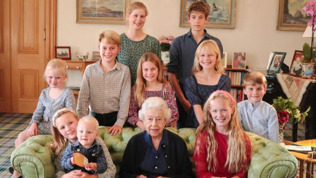 Queen Elizabeth II. mit Enkelkindern und Urenkelkindern