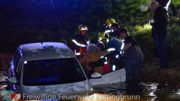 Pkw-Lenkerin landete bei Unfall im Wiener Neustädter Kanal