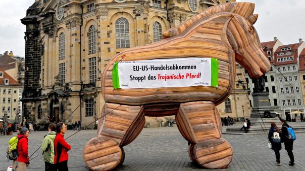 &quot;Trojanisches Pferd&quot; vor der Frauenkirche in Dresden: Protest gegen Verhandlungen zum Freihandelsabkommen.