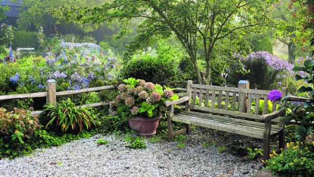 Der Kiesbelag fügt sich dezent in die Gartenanlage ein. Im Sommer wird dieser Rückzugsort durch blühende Hortensien geschmückt.