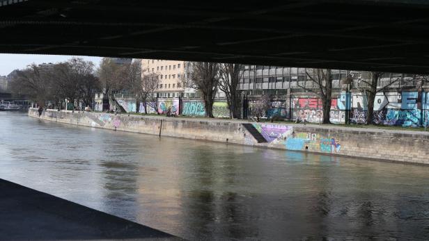 Donaukanal: Drei Polizisten beim Treppelweg mit Pyrotechnik beworfen
