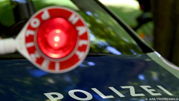 Polizeiauto hinter Kelle mit Aufschrift "Halt Polizei"