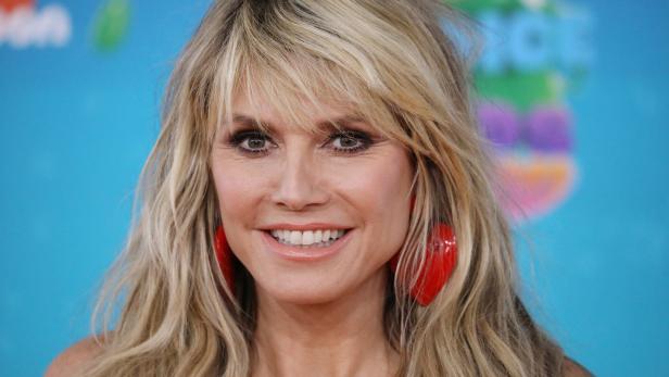 Schräg: Heidi Klum im Dirndl auf dem Coachella-Festival