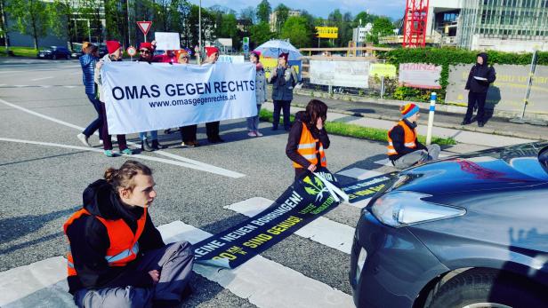 "Tempo 100 auf der Autobahn": Protest auf der A7-Abfahrt Wiener Straße in Linz