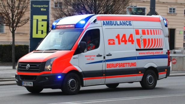 Mann in Wien von Dachterrasse gestürzt: kritischer Zustand