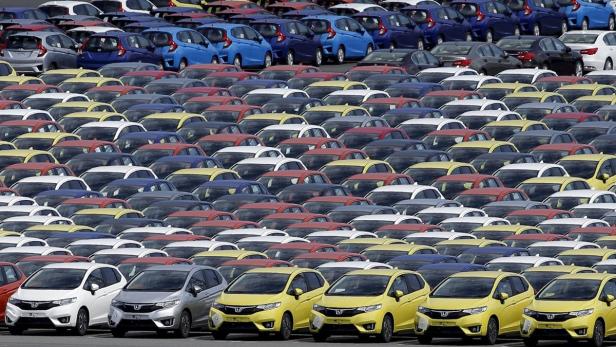 Viele neue Autos unterschiedlicher Farben stehen auf einem Parkplatz.