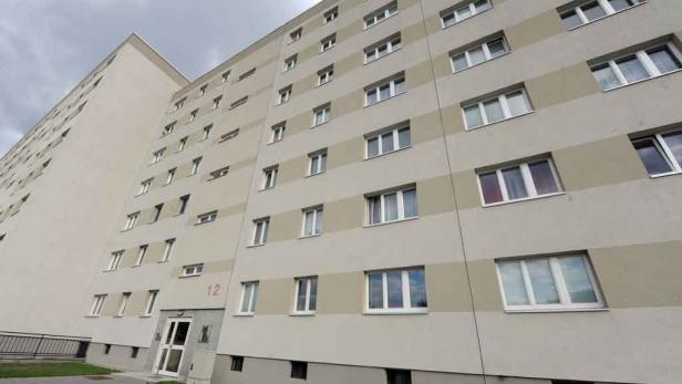 Bub öffnete Fenster und stürzte