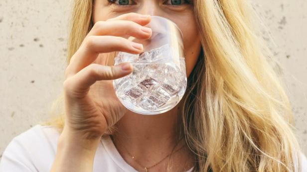 Frau trinkt Wasser