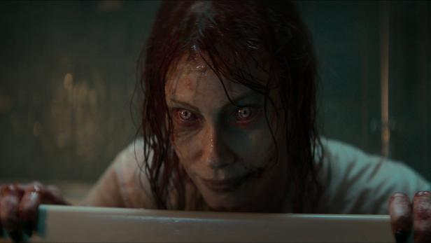 Alyssa Sutherland als dämonische Mutter in „Evil Dead Rise“