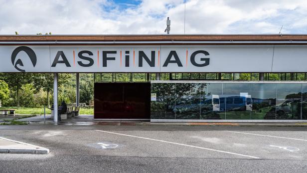 Das Gebäude der ASFInAG mit Wartebereich und Blick auf die Landschaft.