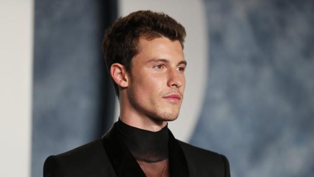 Ein Porträt von Shawn Mendes in einem schwarzen Anzug.