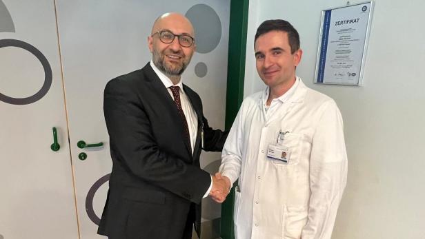 Spitalschef Ojan Assadian mit dem neuen Primar Bálint Balogh