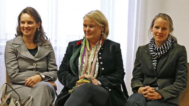 Ulrike Haider-Quercia, Claudia Haider und Cornelia Mathis-Haider am Freitag, 16. Oktober 2015, vor Beginn des Zivilprozesses gegen die Erbinnen des verstorbenen Landeshauptmanns Jörg Haider am Landesgericht Klagenfurt.