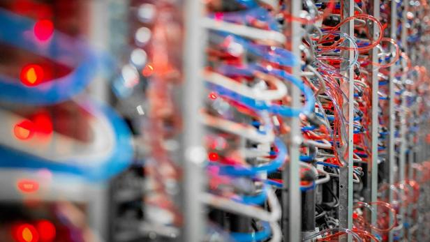 Ein Serverschrank mit vielen bunten Kabeln in einem Rechenzentrum in Kanada.