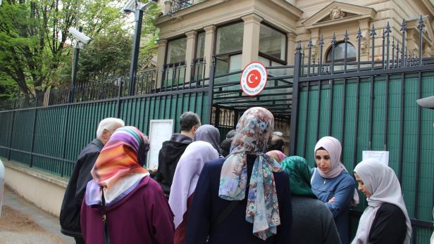 Türkei-Wahl in Österreich: Schlange stehen für das Heimatland
