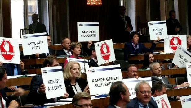 Mithilfe von Taferln warb ÖVP-Klubobmann Reinhold Lopatka im Nationalrat für &quot;Asyl auf Zeit&quot;.