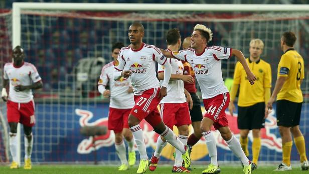 Fußballspieler von RB Salzburg während eines Spiels.