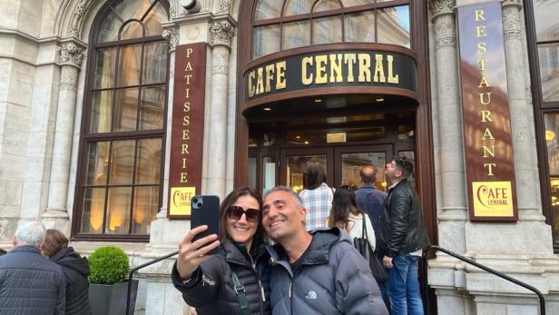 TikTok-Hype: Kein Kaffee ohne Selfie im Wiener Café Central