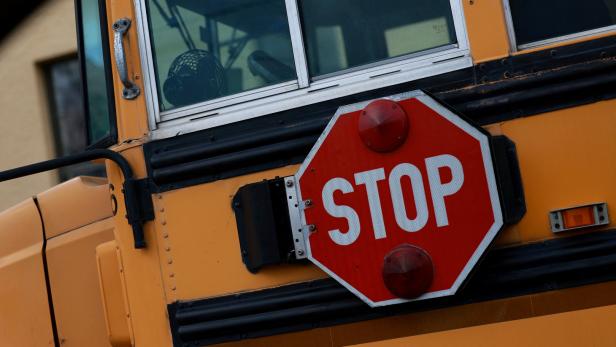Fahrerin wurde ohnmächtig: 13-Jähriger stoppte Schulbus